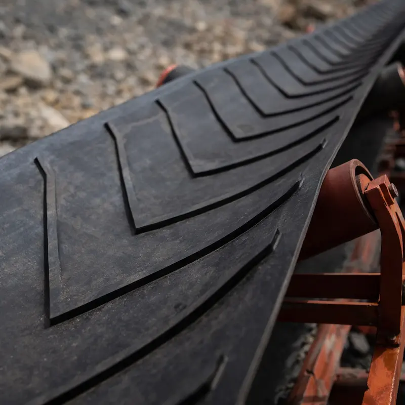 Faja Chevron para minería con relieve antideslizante para transporte en pendiente