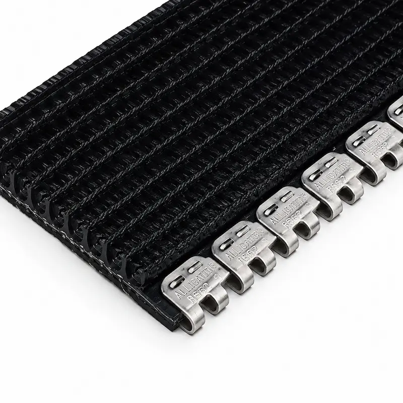 Grapas RS62 de acero inoxidable instaladas en faja transportadora industrial para empalme mecánico de bandas de caucho de alta resistencia.