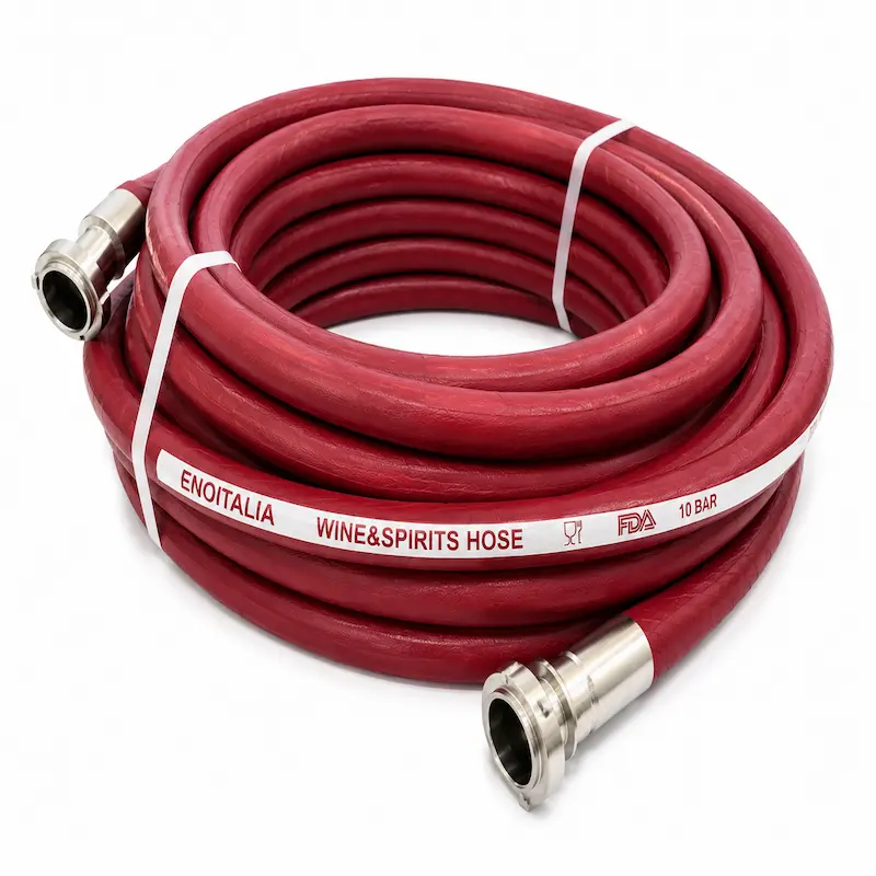 "Manguera sanitaria para vino y licores en rollo con terminales clamp de acero inoxidable sobre fondo blanco."