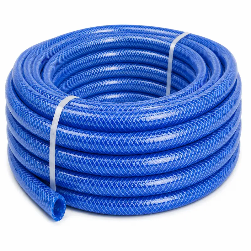 Manguera PVC para riego agrícola reforzada de alta resistencia, diseñada para la conducción eficiente de agua en sistemas de irrigación, cultivos, viveros, jardines y aplicaciones agroindustriales en Perú.